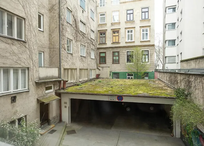 A 2-bedroom With A King-size Bed And A Balcony Is Located Just A 15-minute Walk From Stephansplatz. Appartamento
