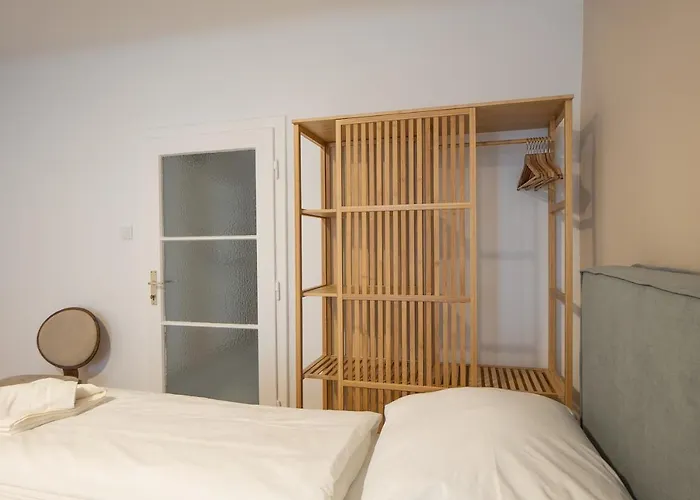 Appartamento A 2-bedroom With A King-size Bed And A Balcony Is Located Just A 15-minute Walk From Stephansplatz. Vienna
